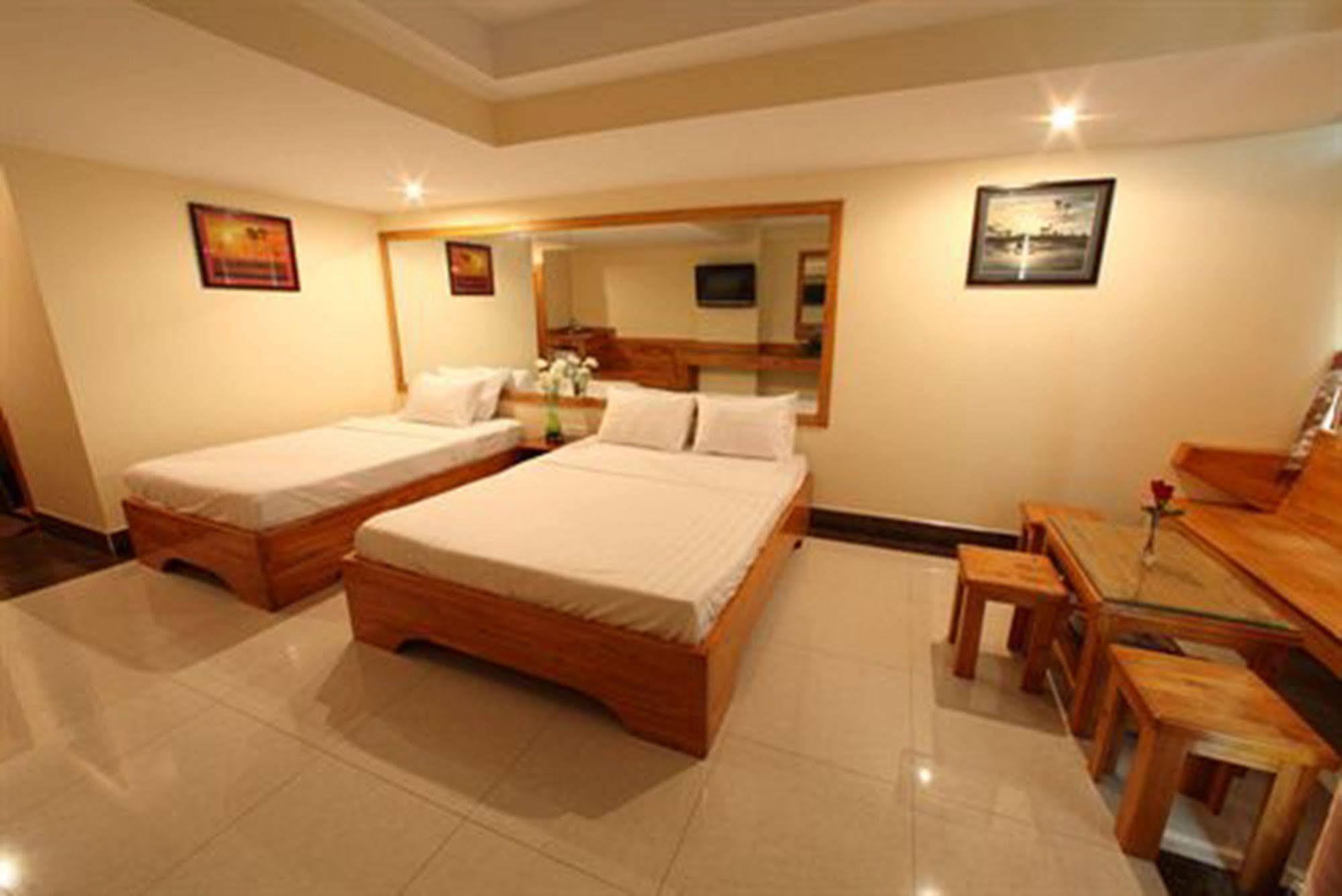 Lucky Star 2 Hotel Phnom Penh Exterior photo