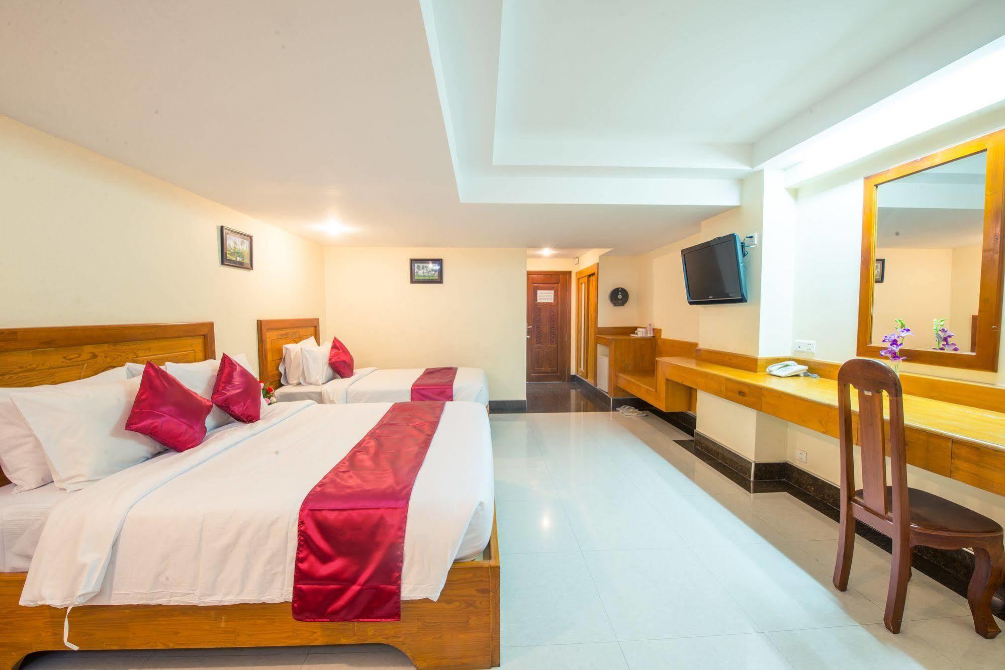 Lucky Star 2 Hotel Phnom Penh Exterior photo
